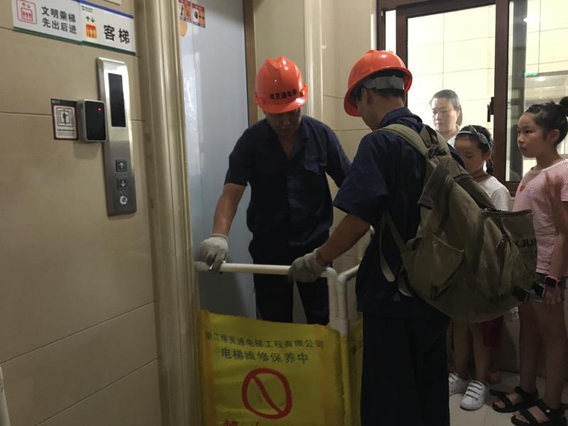 电梯维保单位驻场电梯管理员赶到现场,设置好电梯禁用指示牌后判别